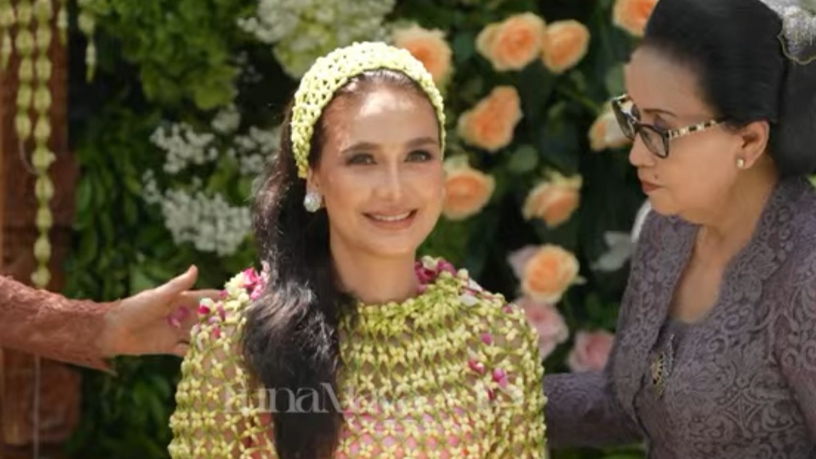 Luna Maya  <b>(YouTube )</b>