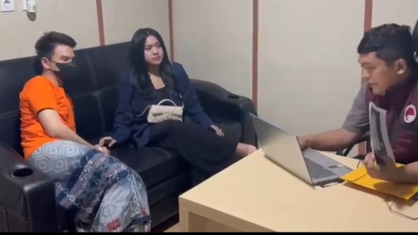 Jonathan Frizzy pakai sarung saat diperiksa polisi <b>(Dokumentasi)</b>
