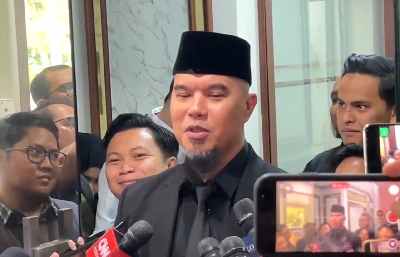 Ahmad Dhani usai diadili MKD DPR RI. (NTVNews.id) 