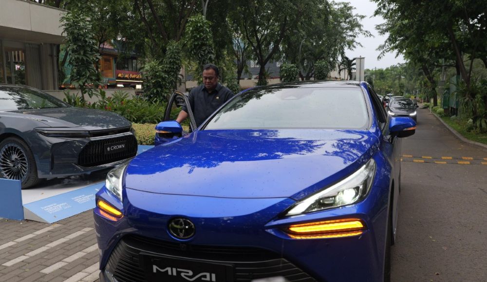 Anggota Komisi VI DPR RI, Rachmat Gobel, menjajal mobil berbahan bakar hidrogen dalam acara &quot;New Energy Vehicle Summit 2025&quot; di kawasan SCBD, Jakarta, pada Selasa (6/5/2025). (Foto: Istimewa)