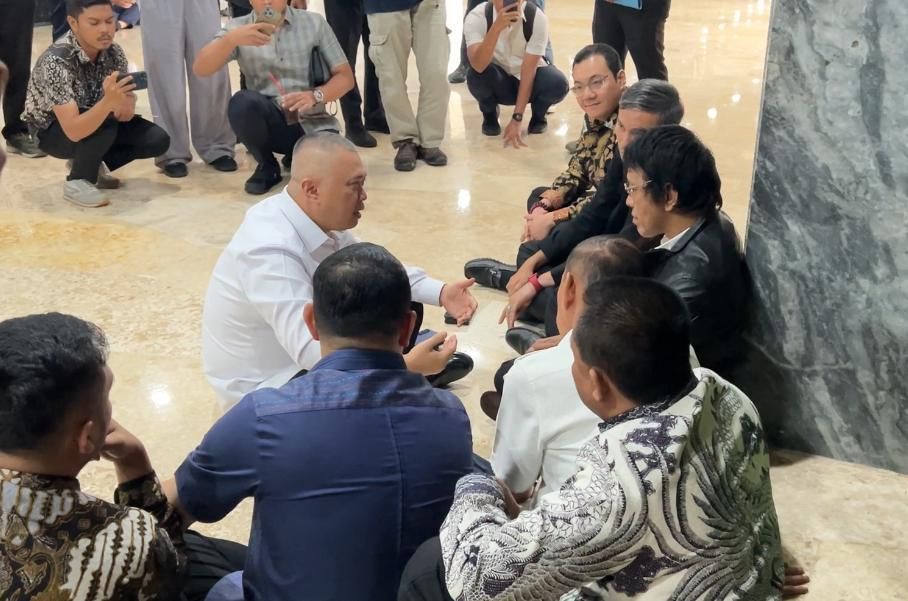 Menhub Dudy Purwagandhi dan anggota DPR RI duduk di lantai bahas terkait ojol. (NTVNews.id) 