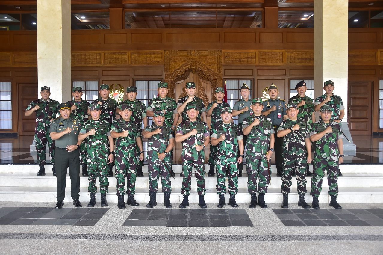 Panglima TNI Jenderal Agus Subiyanto meninjau langsung pelaksanaan Kursus Intensif Bahasa Prancis bagi Personel TNI Pengawak Alutsista TA 2025 di Akademi Militer (Akmil) Magelang, Jawa Tengah. <b>(Puspen TNI)</b>