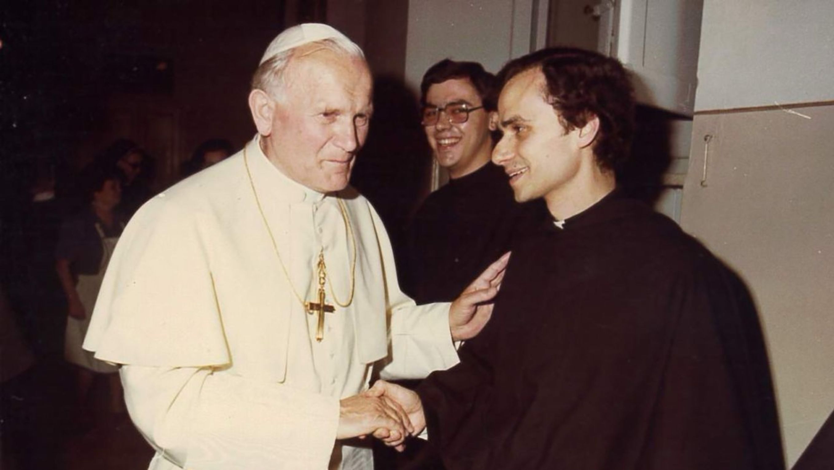 Kardinal Robert Francis Prevost, yang kini dikenal sebagai Paus Leo XIV bersama Paus John Paul II. <b>(Good Counsel)</b>