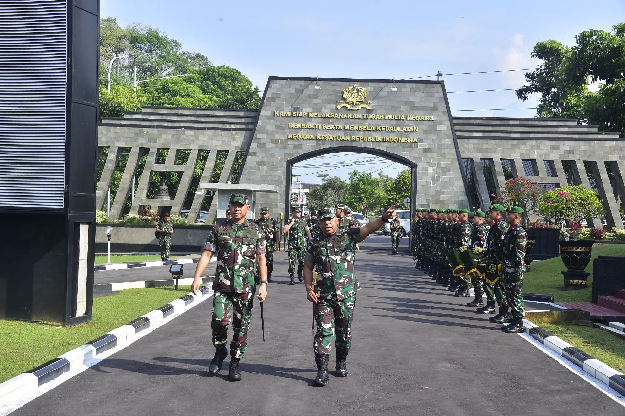Panglima TNI Jenderal Agus Subiyanto meninjau langsung pelaksanaan Kursus Intensif Bahasa Prancis bagi Personel TNI Pengawak Alutsista TA 2025 di Akademi Militer (Akmil) Magelang, Jawa Tengah. <b>(Puspen TNI)</b>
