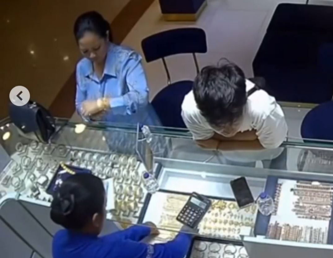 Pencurian emas oleh ibu-ibu di Bogor. (Instagram) 
