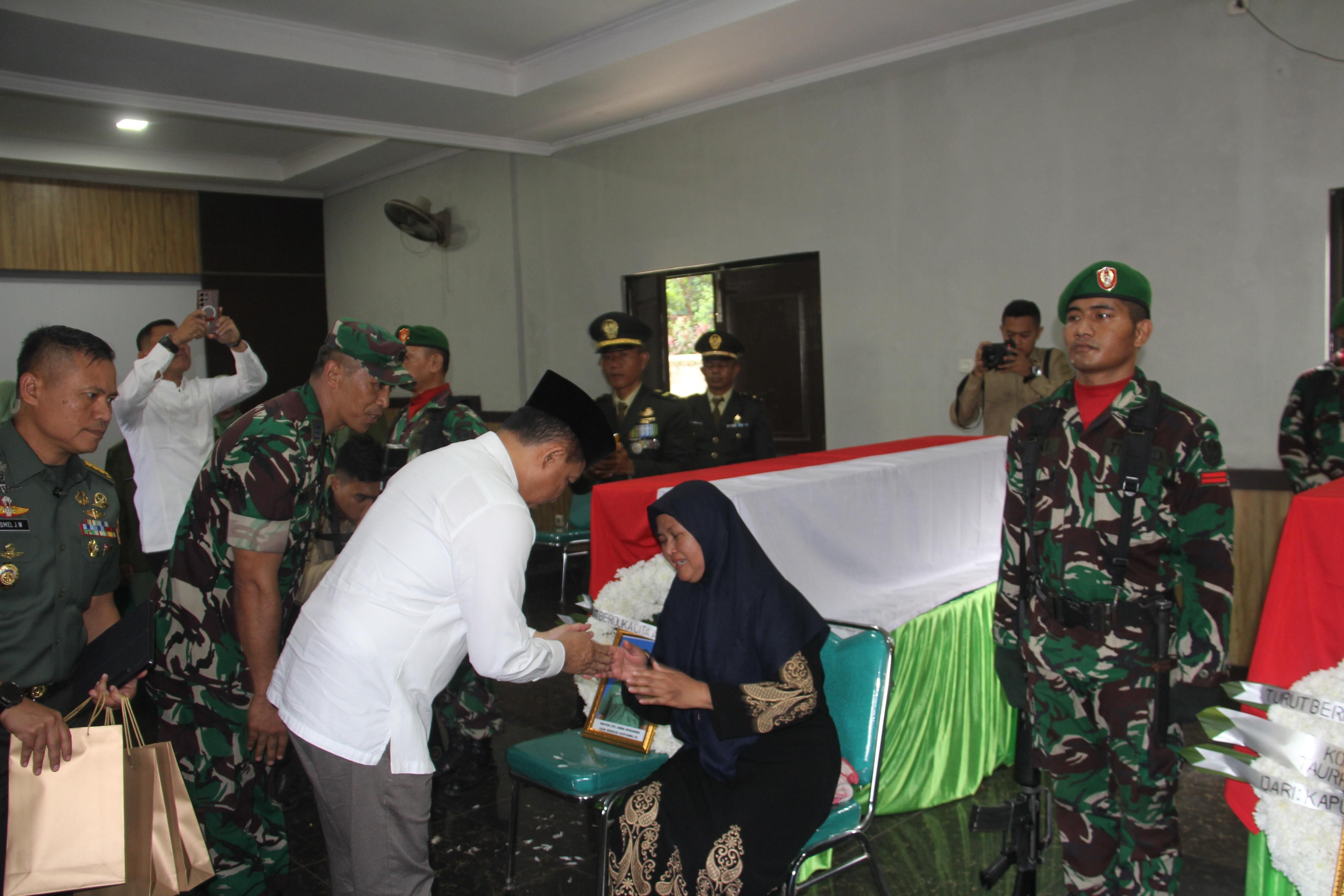 Panglima TNI Hadiri Upacara Pelepasan Jenazah Prajurit <b>(Dok: Ntvnews.id)</b>