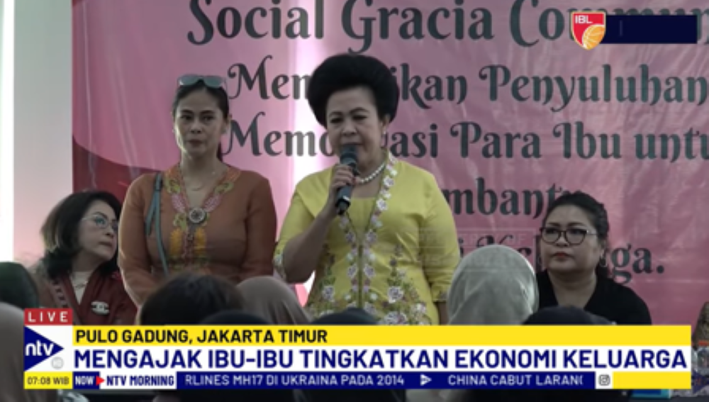 Penasihat Social Gracia Community, Lina Tampubolon menyemangati ibu-ibu warga Pondok Kelapa untuk berwirausaha agar dapat membantu perekonomian keluarga