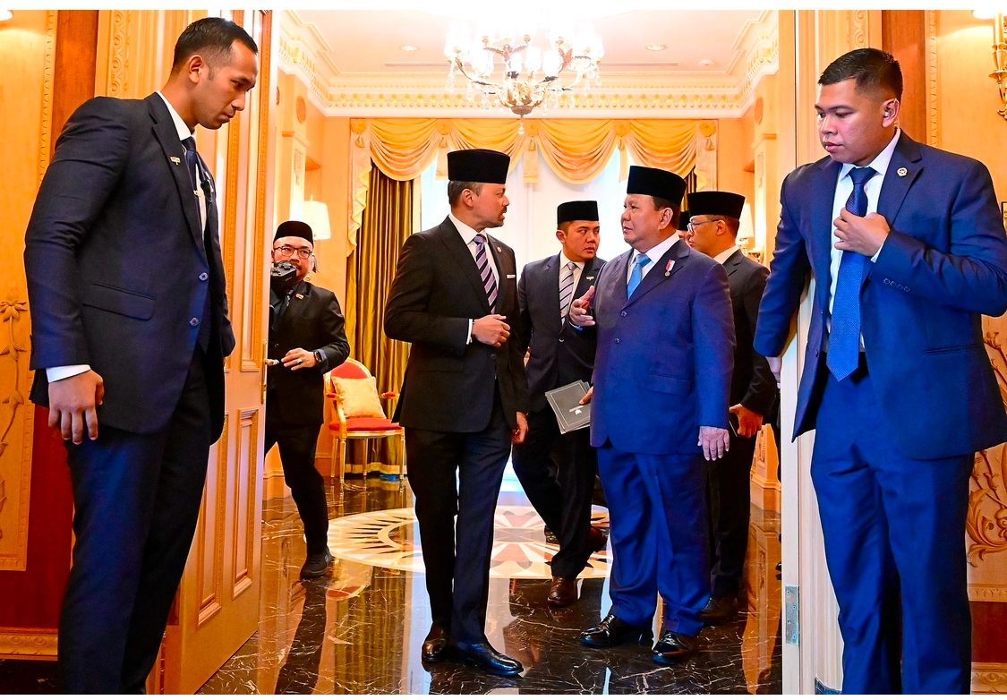 Presiden Prabowo dijemput langsung oleh Duli Yang Teramat Mulia Paduka Seri Pengiran Muda Mahkota Pengiran Muda Haji Al-Muhtadee Billah Ibni Kebawah Duli Yang Maha Mulia Paduka Seri Baginda Sultan Haji Hassanal Bolkiah Mu&rsquo;izzaddin Waddaulah
