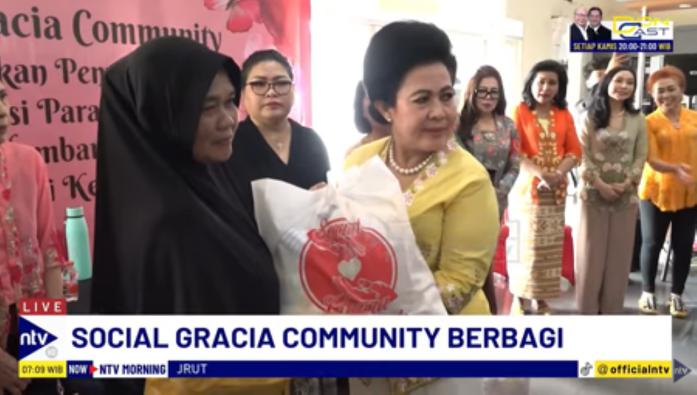 Penasihat Social Gracia Community, Lina Tampubolon memberikan tanda kasih berupa paket sembako kepada warga