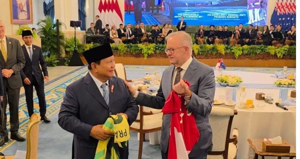 Prabowo dan PM Albanese Saling Tukar Jersey Timnas Indonesia-Australia <b>(Antara)</b>