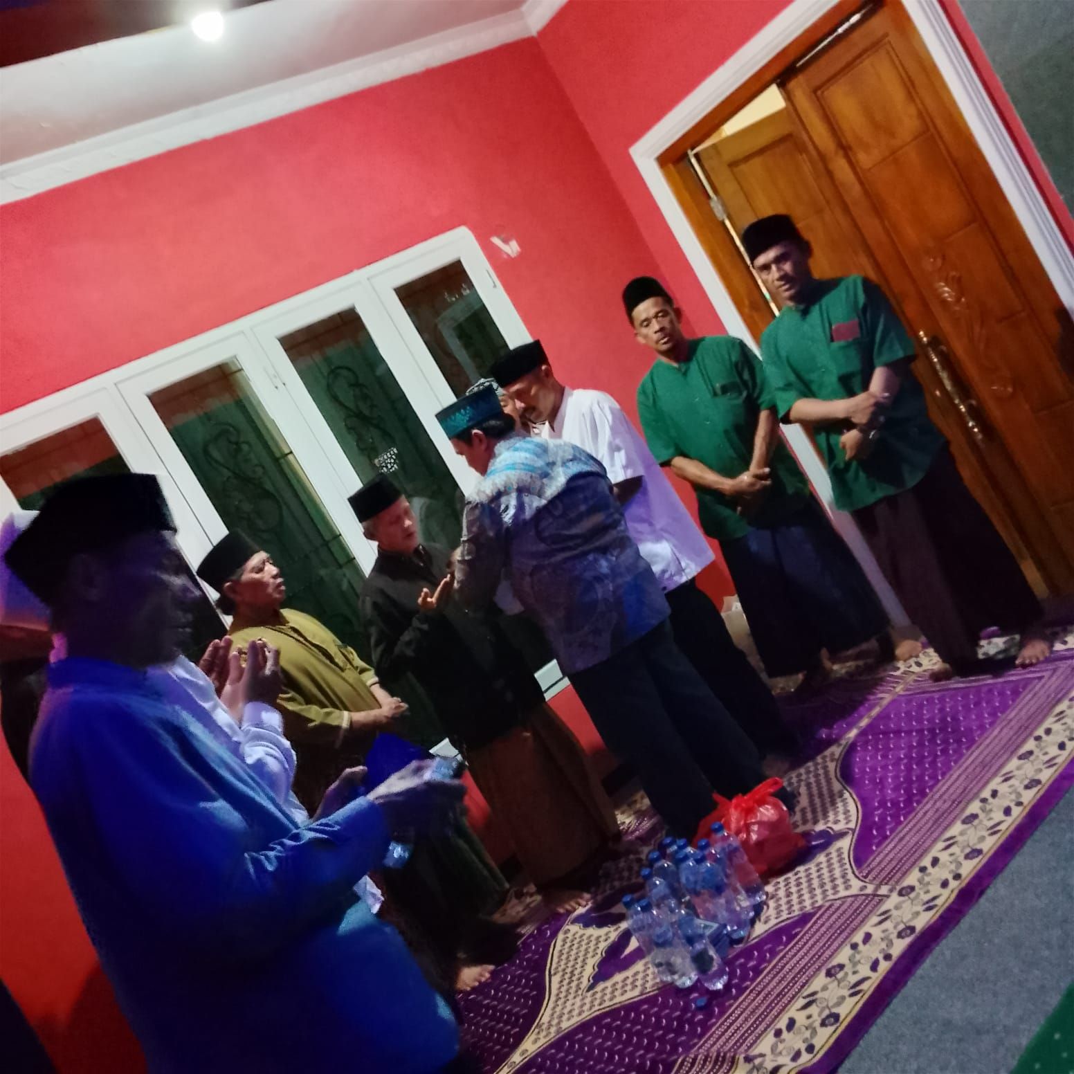  Suasana Ramai dan Meriah terliat di sudut Perkampungan Kampung Kampung Pisang, Kecamatan Cibinong, Kabupaten Bogor tepatnya pada hari Jum'at Malam Sabtu, 9 Mei 2025 Masyarakat berbondong-bondong hadir di acara yang diselenggarakan Komunitas Masyarak <b>(ISTIMEWA)</b>