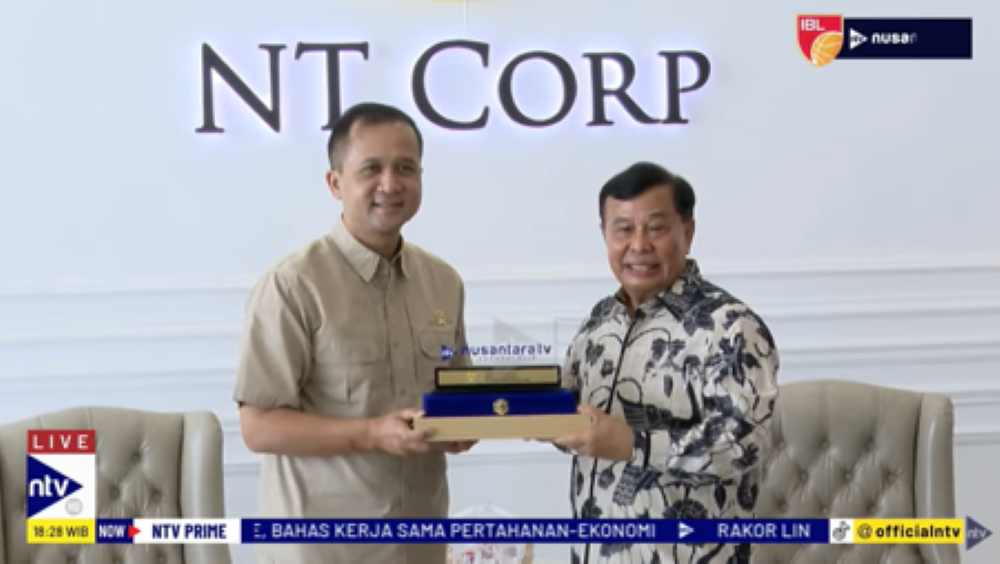 Presiden Komisaris NT Corp Dr. Ir. Nurdin Tampubolon., M.M memberikan cenderamata sebagai kenang-kenangan kepada Menteri Transmigrasi Muhammad Iftitah yang berkunjung ke kantor Nusantara TV