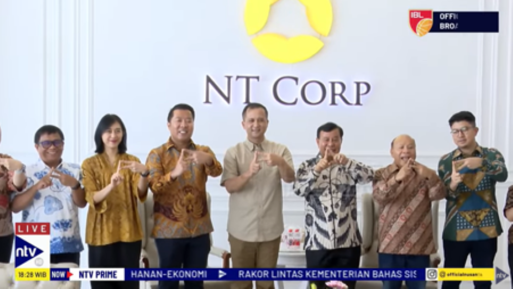 Menteri Transmigrasi Muhammad Iftitah berfoto bersama Presiden Komisaris NT Corp Dr. Ir. Nurdin Tampubolon., M.M yang didampingi jajaran Direksi dan Pimpinan Redaksi Nusantara TV 