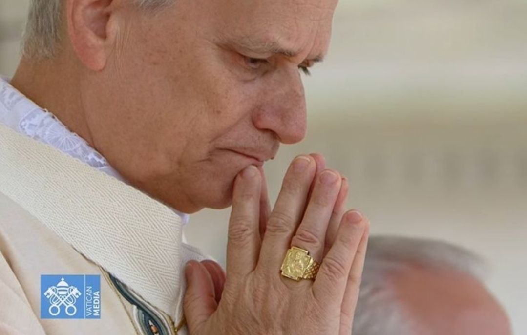 Paus Leo XIV terima cincin nelayan di misa khidmat pelantikan <b>(Youtube Vatican News)</b>