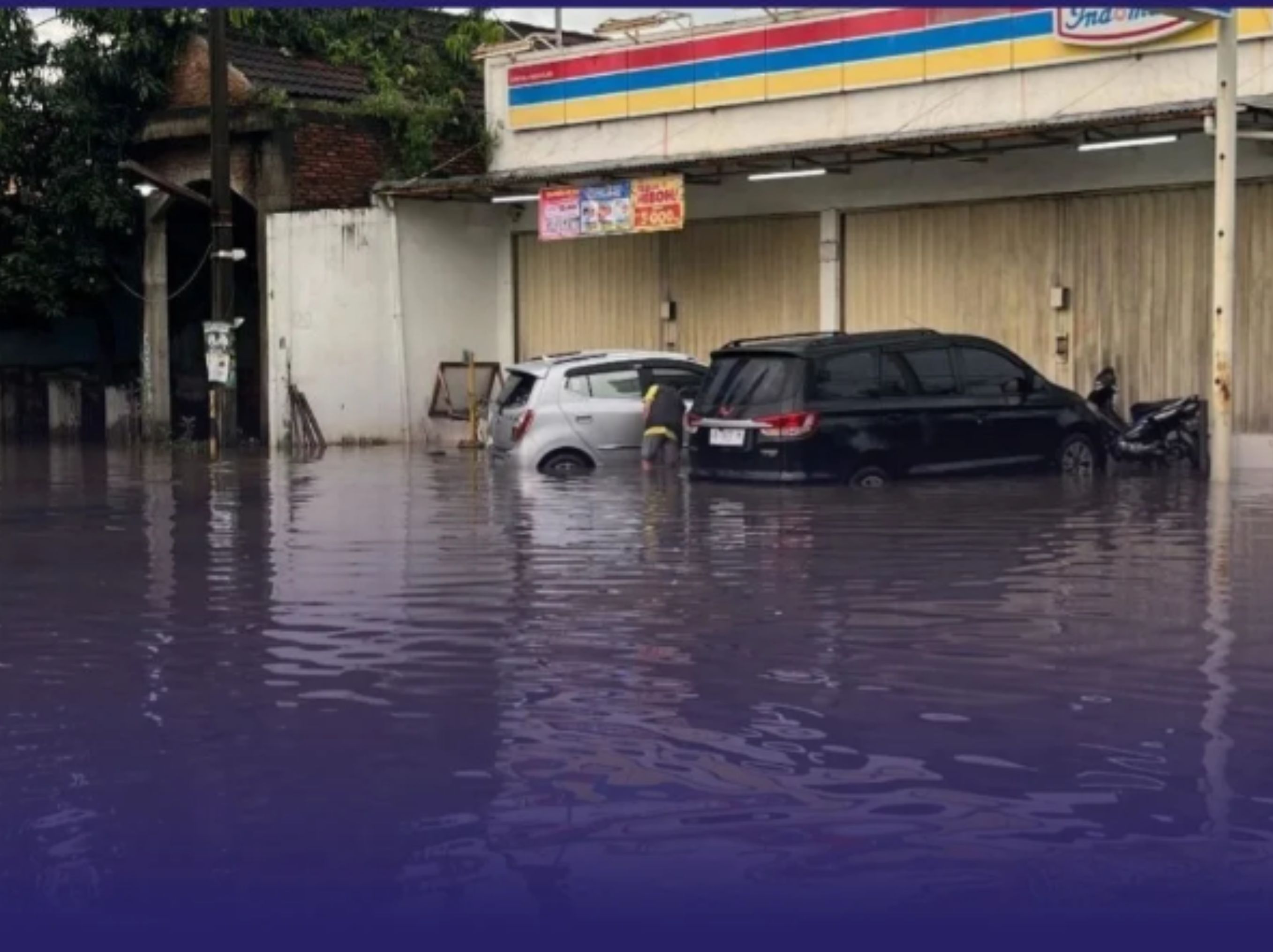banjir rendam perumahan di cibitung <b>(bekasi24jam.com)</b>