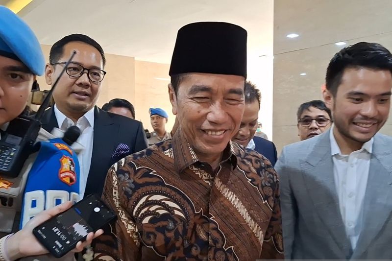 Presiden Ke-7 RI Joko Widodo atau Jokowi bersama tim pengacaranya yang dipimpin Yakub Hasibuan (kanan) memenuhi panggilan Bareskrim Polri untuk memberikan klarifikasi terkait laporan soal ijazahnya, Selasa (20/5/2025).  <b>(ANTARA/Fianda Sjofjan Rassat)</b>
