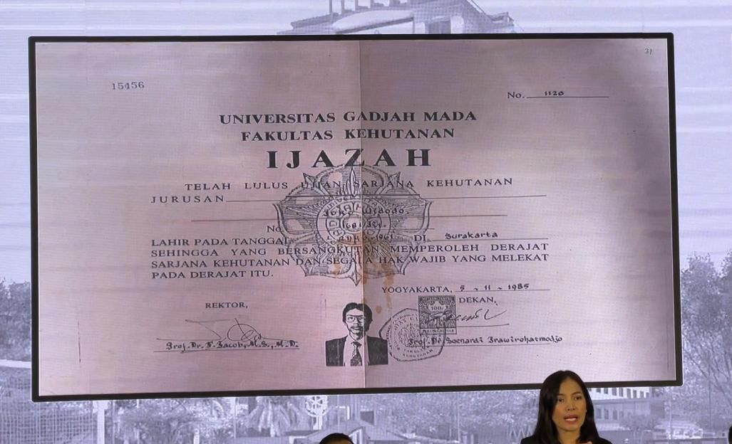 Ijazah S1 Jokowi yang ditampilkan dalam konferensi pers di Bareskrim Polri. (NTVNews.id) 