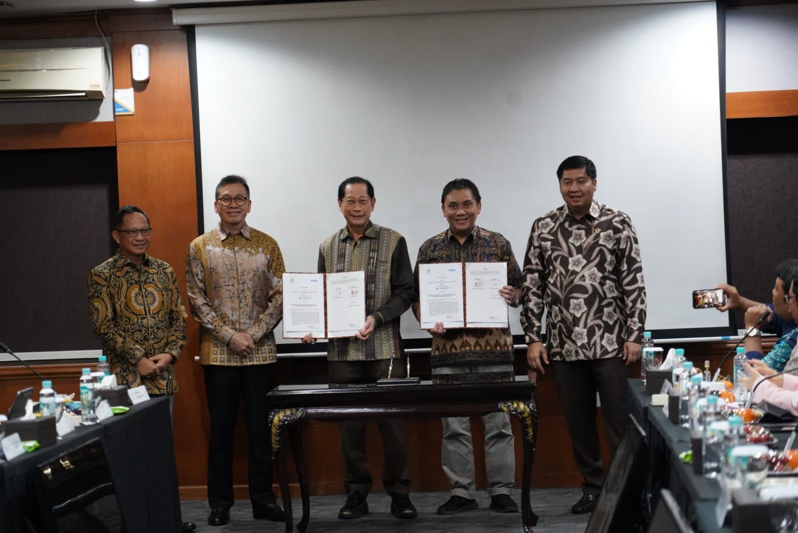 Menteri Perumahan dan Kawasan Permukiman (PKP) Maruarar Sirait mengajak Bank Central Asia (BCA) untuk menyalurkan Fasilitas Likuiditas Pembiayaan Perumahan (FLPP) untuk masyarakat berpenghasilan rendah (MBR). 
