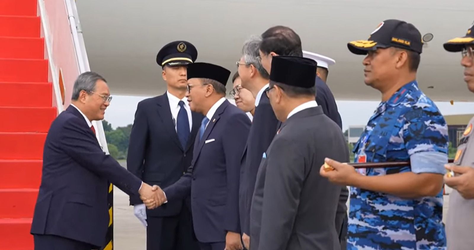 Perdana Menteri (PM) China Li Qiang bersama Menteri Investasi dan Hilirisasi sekaligus Kepala Badan Pengelola Investasi Daya Anagata Nusantara (BPI Danantara), Rosan Roeslani.