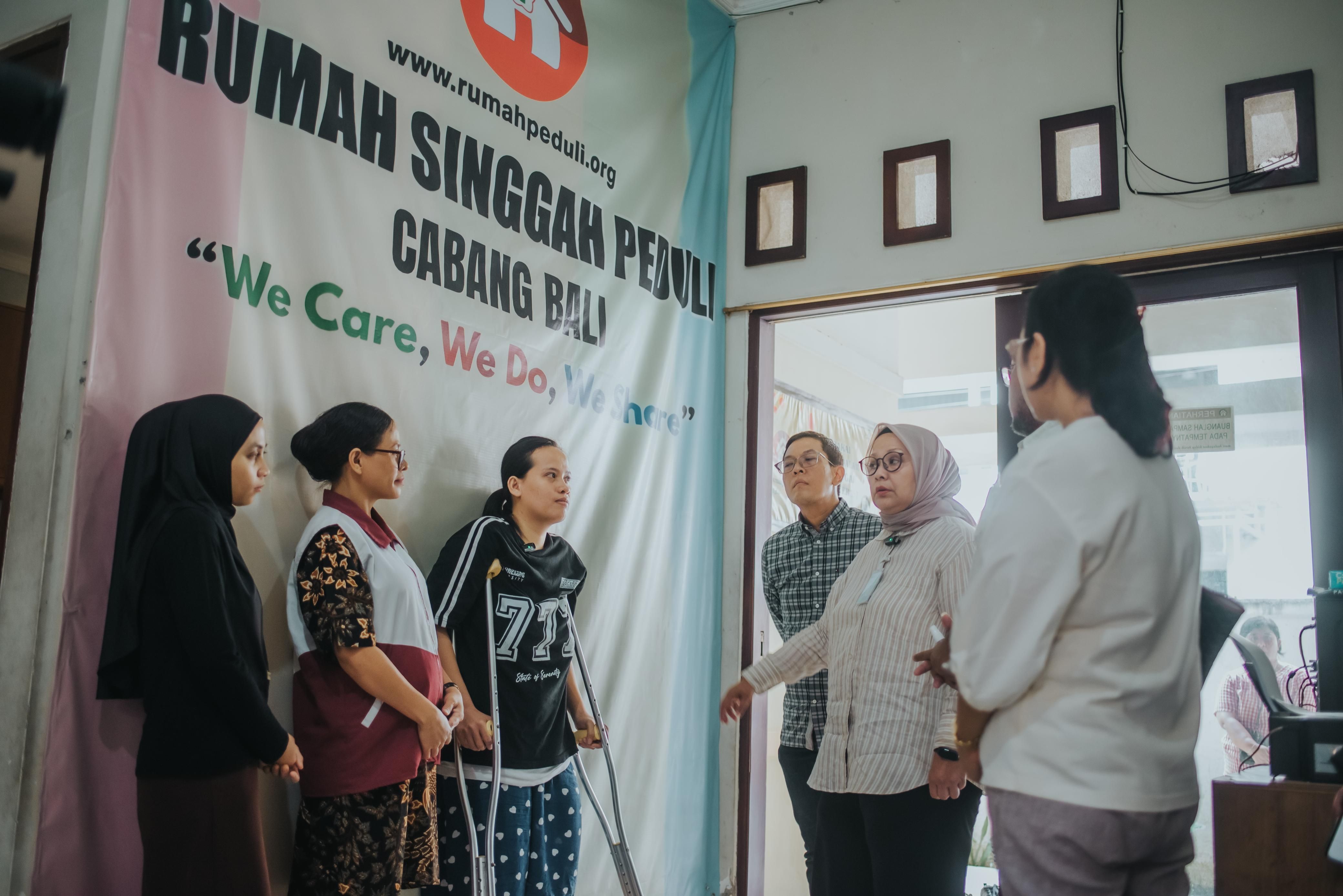 Direktur Pelayanan BPJS Ketenagakerjaan Roswita Nilakurnia melakukan kunjungan ke Rumah Singgah Peduli Cabang Bali. <b>(BPJS Ketenagakerjaan)</b>
