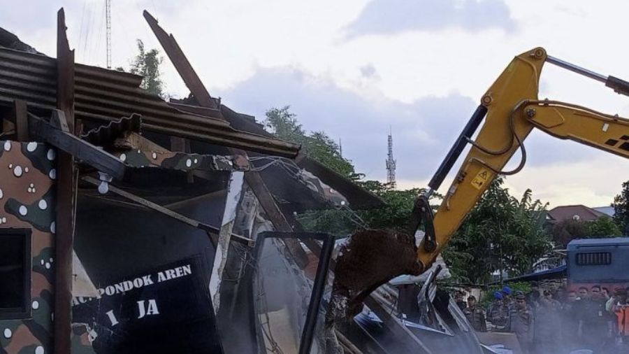 Pembongkaran terhadap bangunan diduga milik organisasi masyarakat (ormas) GRIB Jaya oleh Polda Metro Jaya di lahan milik BMKG di Pondok Betung, Pondok Aren, Tangerang Selatan (Tangsel) pada Sabtu (24/5/2025).  <b>(Dok.Antara)</b>