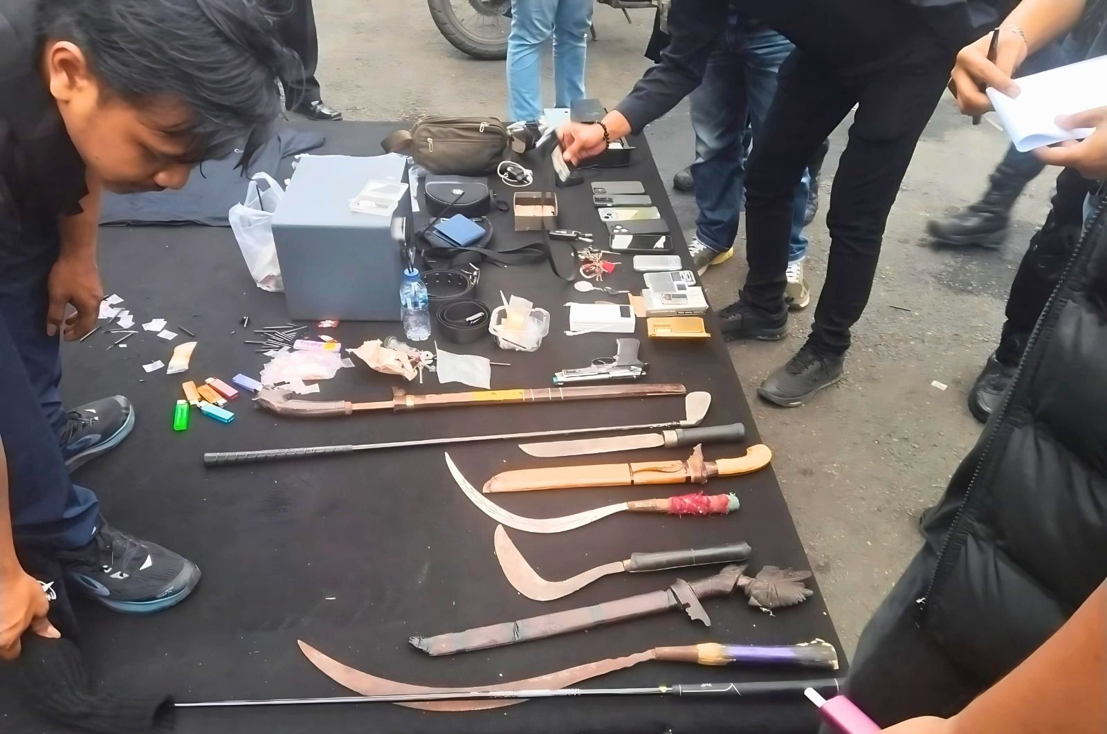Barang bukti yang diamankan petugas. 