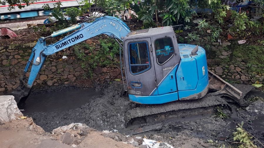 Pengerukan di Kali Ciliwung Kebon Melati <b>(Ntvnews.id/ Adiansyah)</b>