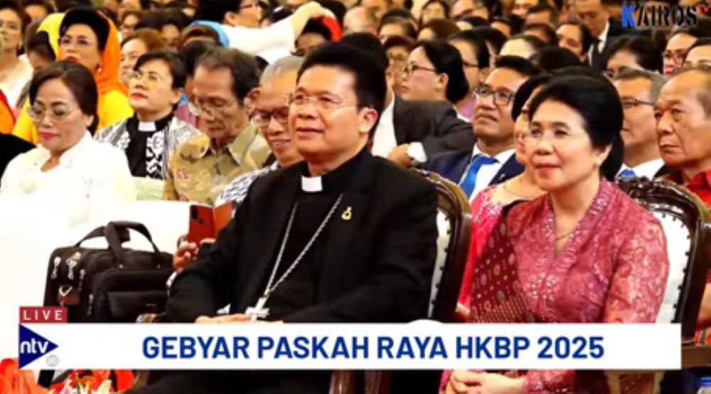 Ephorus HKBP, Pdt. Dr. Victor Tinambunan bersama istri