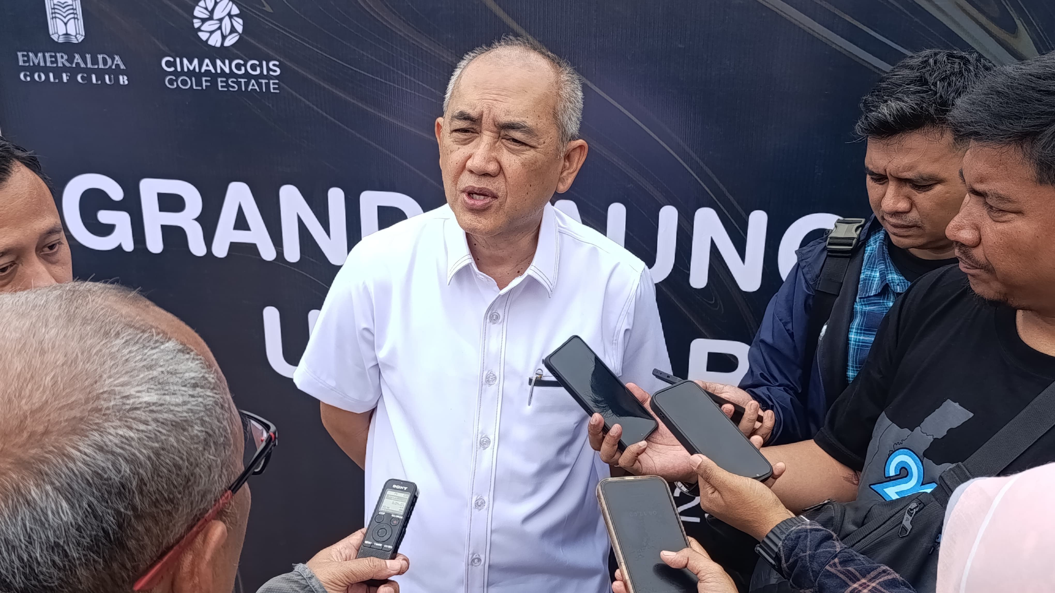 PT Karabha Digdaya, perusahaan yang 100 persen sahamnya dimiliki oleh Kementerian Keuangan Republik Indonesia, secara resmi meluncurkan proyek perumahan mandiri pertamanya, Cluster Umma Arsa, di kawasan Tapos, Depok. Proyek ini tidak hanya menjadi tonggak penting dalam perjalanan bisnis Karabha sebagai pengembang, tetapi juga menjadi bagian dari kontribusi konkret pemerintah dalam mendorong pertumbuhan ekonomi melalui sektor perumahab.    Direktur Utama PT Karabha Digdaya, Trisnadi Yulrisman, menjelaskan bahwa proyek ini mencakup pembangunan 61 unit rumah di atas lahan seluas 1,1 hektare. Tersedia tiga tipe rumah yakni 51, 70, dan 90 meter persegi dengan harga mulai dari Rp 950 juta, menyasar segmen masyarakat berpenghasilan menengah.    &ldquo;Sebagai BUMN yang berada di bawah Kementerian Keuangan, kami ingin memastikan bahwa peran negara hadir dalam memenuhi kebutuhan dasar masyarakat, salah satunya perumahan yang layak dan terjangkau,&rdquo; kata Trisnadi. Ia menambahkan bahwa proyek ini juga diharapkan mampu mendukung agenda pemerintah dalam menjaga daya beli masyarakat dan mendorong sektor riil.    Proyek Uma Arsa dilengkapi fasilitas penunjang seperti ruang terbuka hijau, taman bermain, ruang komunal, serta sistem keamanan dan utilitas yang modern. Rumah-rumah yang dipasarkan secara inden ini juga ditopang oleh dukungan perbankan nasional, yang hadir untuk mempermudah akses pembiayaan bagi calon konsumen melalui skema kredit pemilikan rumah (KPR).    &ldquo;Grand launching ini merupakan bentuk keseriusan kami dalam mempercepat penyerapan investasi dan pembukaan lapangan kerja, terutama di sektor konstruksi dan jasa pendukung,&rdquo; ujar Trisnadi. Menurutnya, dengan target awal pembangunan 16 unit rumah tahun ini, nilai pemasaran dapat mencapai sekitar Rp 25 miliar, dan secara keseluruhan proyek bisa bernilai sekitar Rp 90 miliar jika seluruh unit terserap pasar.    Dalam konteks ekonomi makro, langkah Karabha Digdaya ini sejalan dengan upaya pemerintah mendorong sektor properti sebagai salah satu penggerak pertumbuhan ekonomi nasional. Sektor ini memiliki efek berantai yang luas, mulai dari menyerap tenaga kerja, menggerakkan industri bahan bangunan, hingga mendukung stabilitas sosial melalui penyediaan hunian.    &ldquo;Pengalaman kami selama pandemi menunjukkan bahwa rumah untuk segmen menengah tetap dibutuhkan. Maka kami melihat ini sebagai peluang sekaligus tanggung jawab untuk hadir di tengah masyarakat,&rdquo; tambah Trisnadi.    Sebagai entitas milik negara, Karabha Digdaya juga tengah mempersiapkan pengembangan kawasan lainnya yang telah dimiliki sebelumnya, menjadikan proyek Umma Arsa sebagai awal dari rangkaian kontribusi berkelanjutan terhadap agenda strategis pembangunan nasional, khususnya dalam bidang perumahan dan pemerataan ekonomi. <b>(DOKUMENTASI)</b>