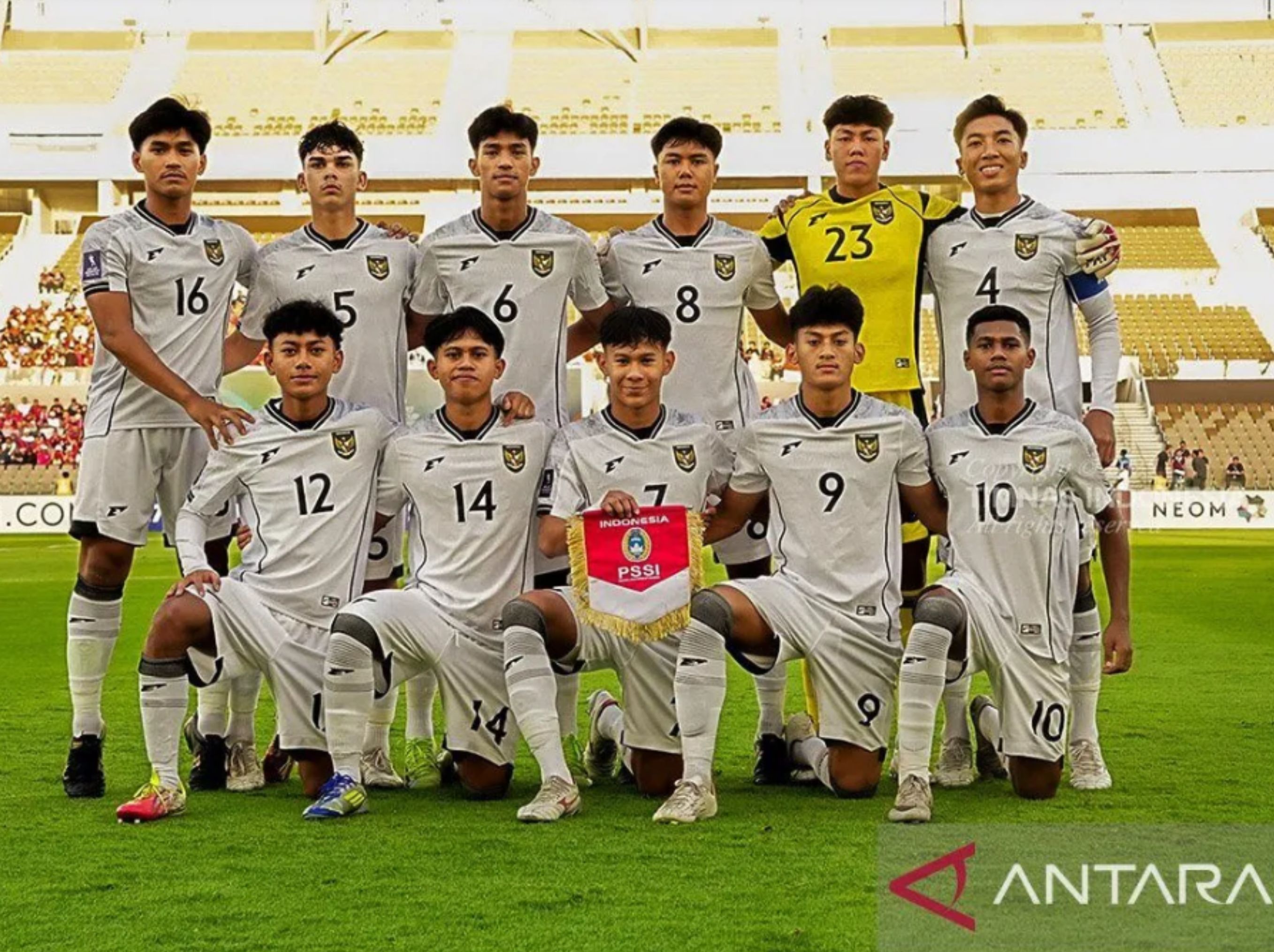 Pemain timnas U-17 Indonesia berpose pada pertandingan melawan Korea Selatan U-17 dalam laga perdana Grup C Piala Asia U-17 2025 di Stadion Prince Abdullah Al Faisal, Jeddah, Arab Saudi, Jumat (4/4/2025). ANTARA/HO-PSSI/am. <b>(ANTARA)</b>
