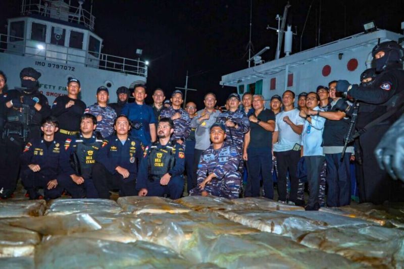 Kepala BNN Komjen Pol. Marthinus Hukom meninjau Kapal MT Sea Dragon Tarawa yang mengangkut sekitar 2 ton sabu di dermaga Bea Cukai Batam Tanjung Uncang, Kepulauan Riau, Rabu (21/5/2025).  <b>(ANTARA/HO-BNN RI)</b>