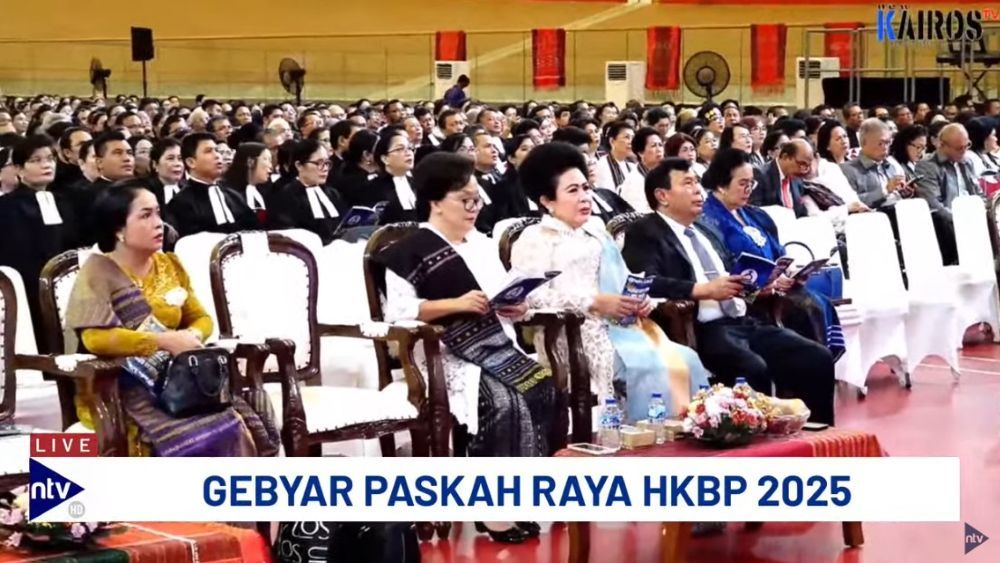 Presiden Komisaris NT Corp, Dr. Ir. Nurdin Tampubolon, M.M., beserta istri, Lince Berliana Tobing hadir dalam&nbsp;Paskah Raya HKBP 2025 