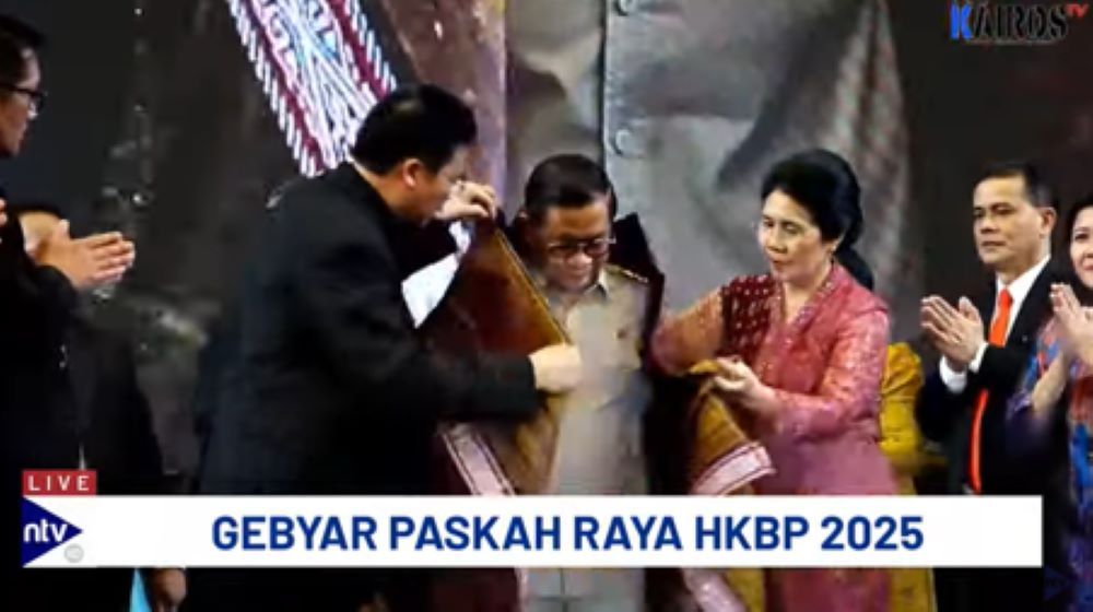 Gubernur DKI Jakarta mendapat ulos yang disematkan oleh Ephorus HKBP, Pdt. Dr. Victor Tinambunan didampingi istri dan jajaran pengurus pada perayaan Paskah Raya HKBP 2025 di Jakarta International Velodrome, Rawamangun, Jakarta Timur, pada Senin, 26 Mei 2025.