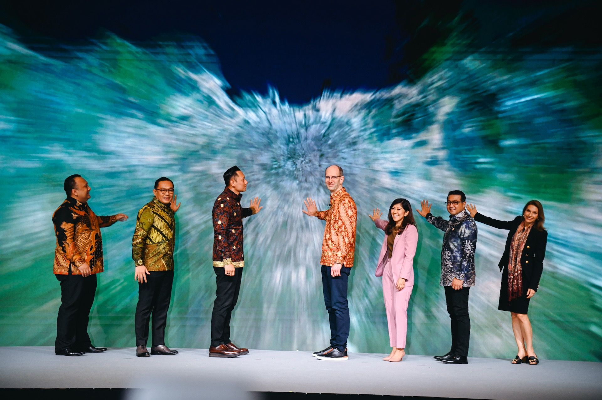 Microsoft Resmikan Data Center Pertama di Indonesia <b>(Komdigi)</b>