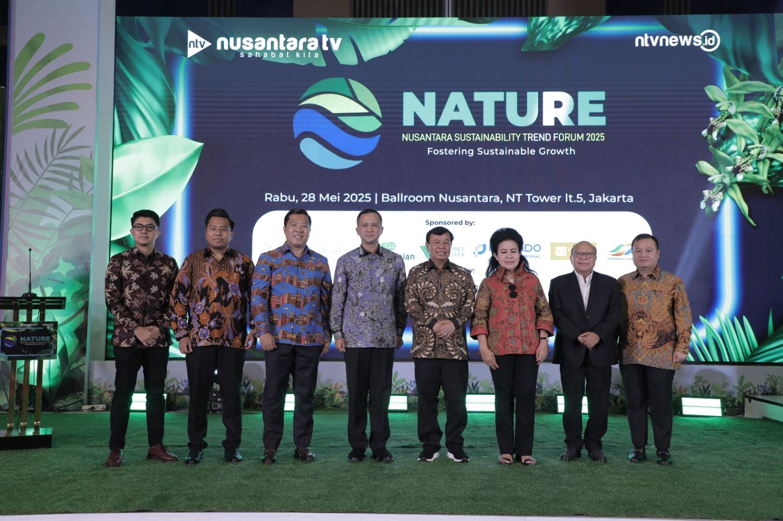 Presiden Komisaris NT Corp Nurdin Tampubolon, Menteri Transmigrasi Muhammad Iftitah Sulaiman Suryanegara, Presiden Direktur Nusantara TV Don Bosco Selamun bersama jajaran direksi Nusantara TV di Nature 2025. <b>(Ntvnews)</b>