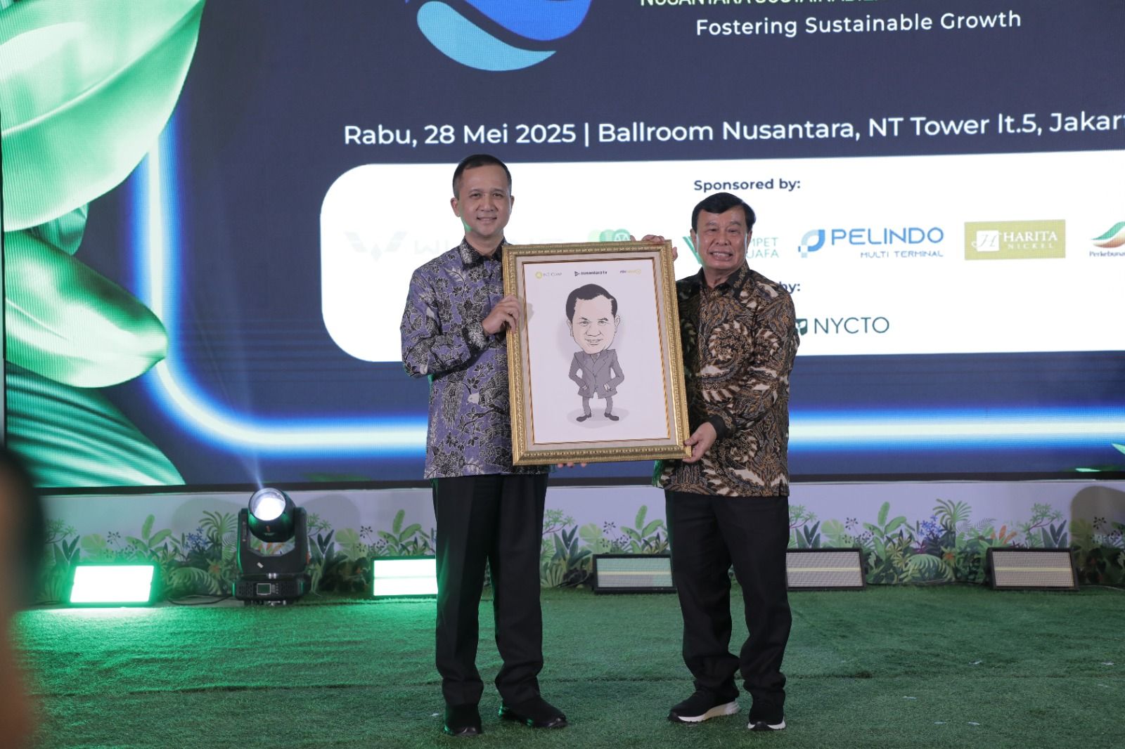 Presiden Komisaris NT Corp, Nurdin Tampubolon dan Menteri Transmigrasi Muhammad Iftitah Sulaiman Suryanegara. <b>(Ntvnews)</b>