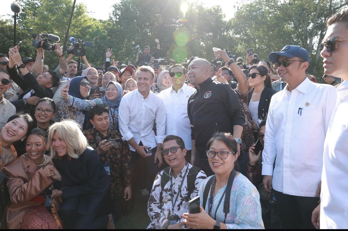 Momen Akrab Prabowo dan Macron Selfie Bareng Wartawan di Candi Borobudur <b>(Ist)</b>