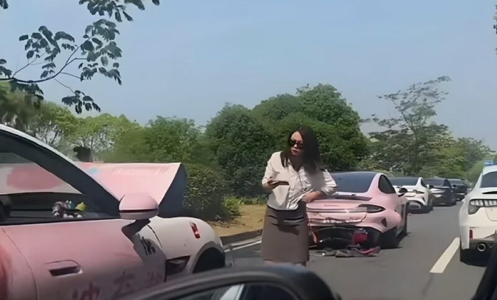 Empat mobil listrik Xiaomi SU7 yang menjadi bagian dari konvoi pernikahan mengalami tabrakan beruntun. (Foto: Istimewa via CarNewsChina)