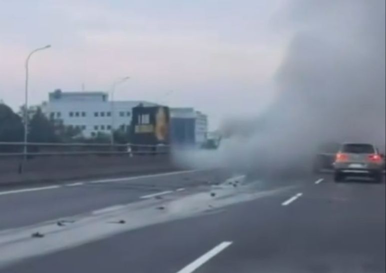 Kecelakaan di Jalan Tol Ir. Wiyoto Wiyono. (Instagram) 