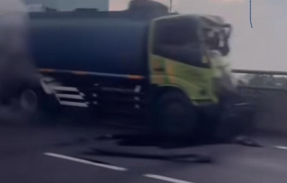 Mobil yang mengalami kecelakaan di Jalan Tol Ir. Wiyoto Wiyono. (Instagram) 