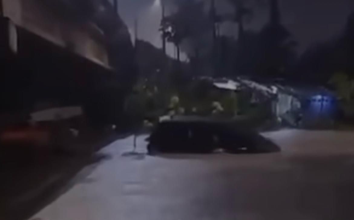 Mobil yang hanyut akibat hujan lebat mengguyur kawasan Tangsel. (Instagram) 