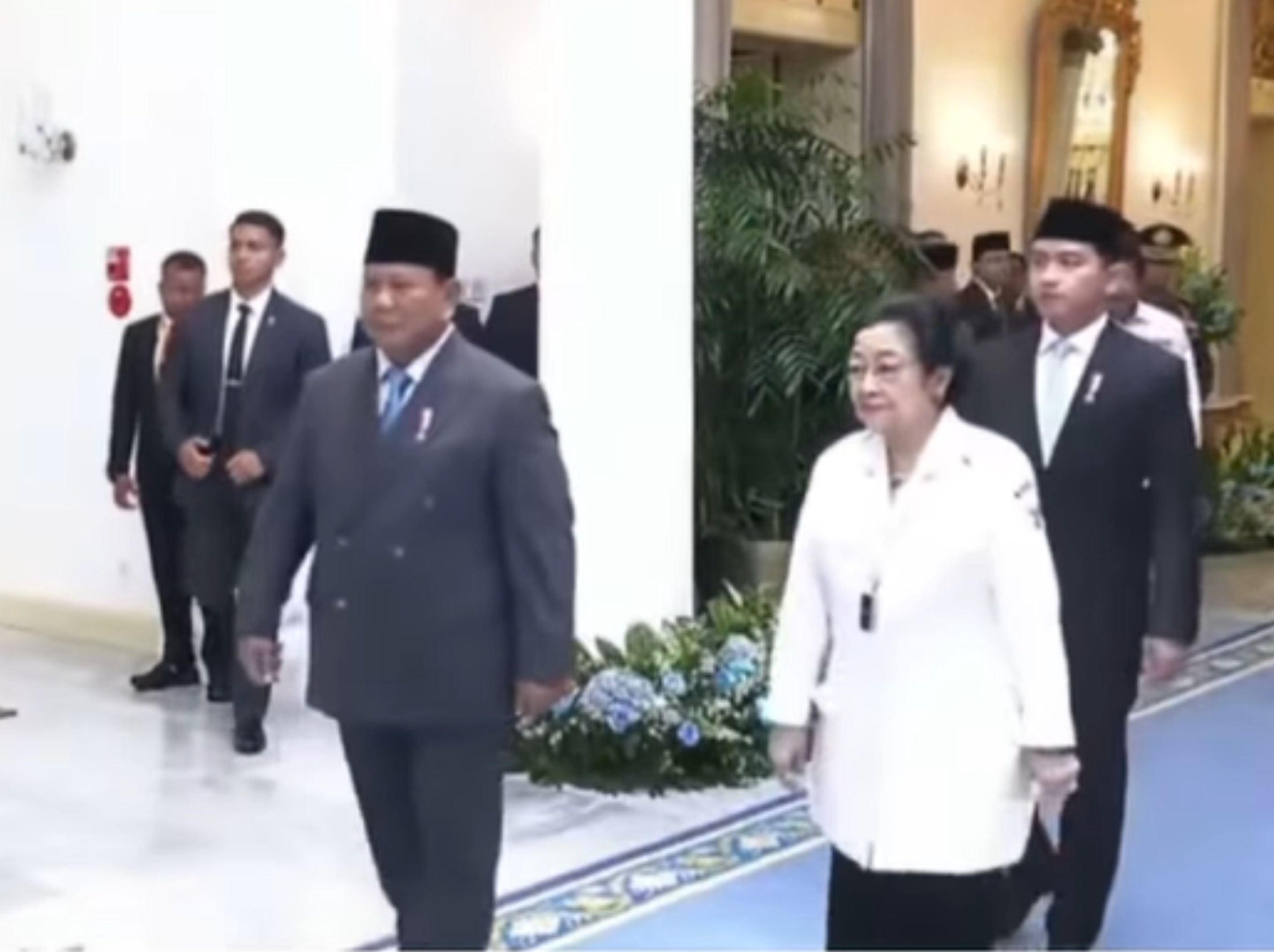 Wapres Gibran di belakang Megawati Soekarnoputri <b>(Presiden Netizen Indonesia)</b>