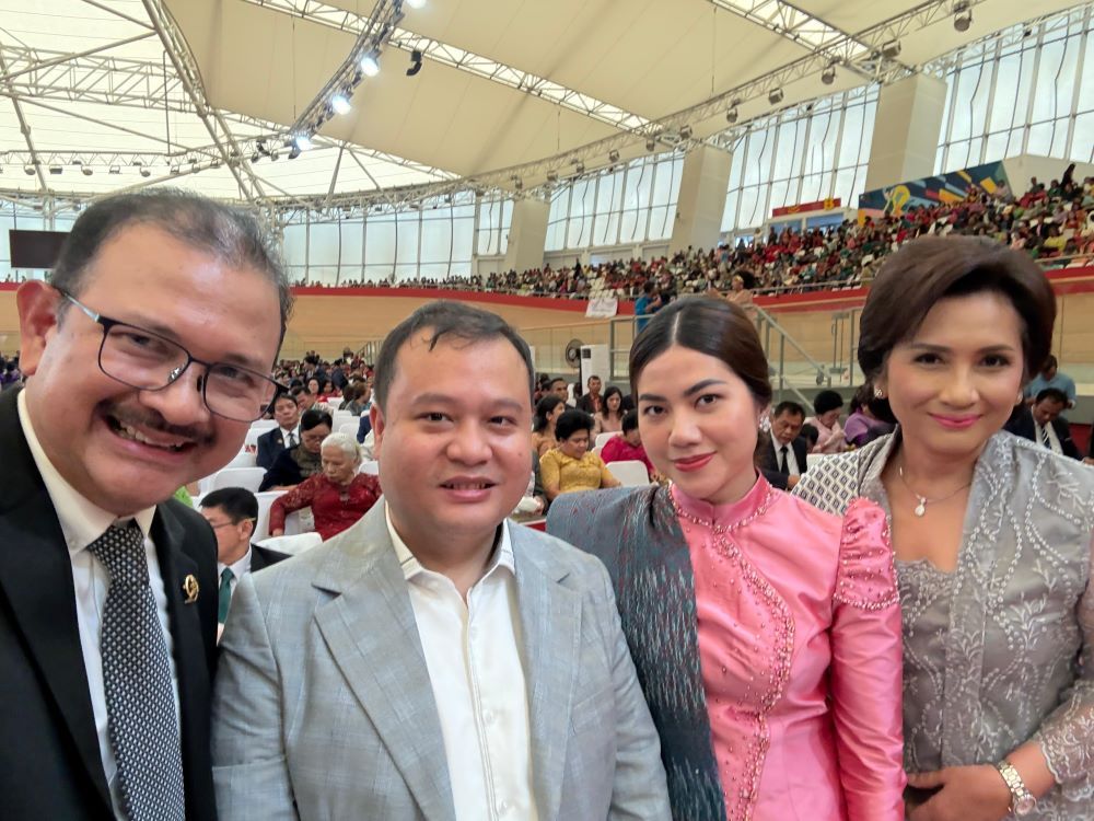 Dimpos G.V. Tampubolon/br. Simanjuntak (Direktur NT Corporation/Nusantara TV) dan dr. Royman Simanjuntak, Sp.BTKV/br. Aritonang (anak dari Dr. Hesman Simanjuntak/br. Pasaribu-Ketua PSSSI&amp;B Periode 1988-1991)
