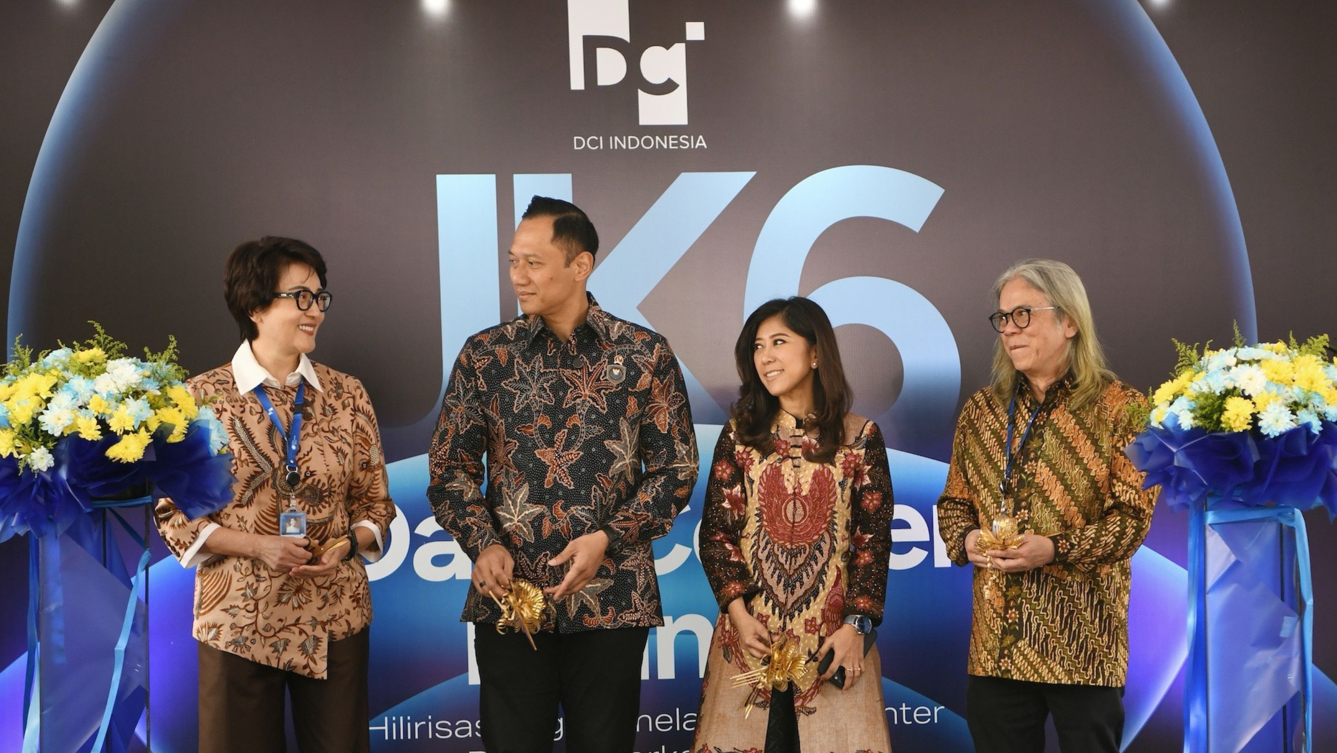 Menteri Komunikasi dan Digital Meutya Hafid dan Menteri Koordinator (Menko) Bidang Infrastruktur dan Pembangunan Kewilayahan Agus Harimurti Yudhoyono (AHY) di JK6 Data Center Launch di Gedung DCI Indonesia, Cibitung, Bekasi. <b>(Komdigi)</b>