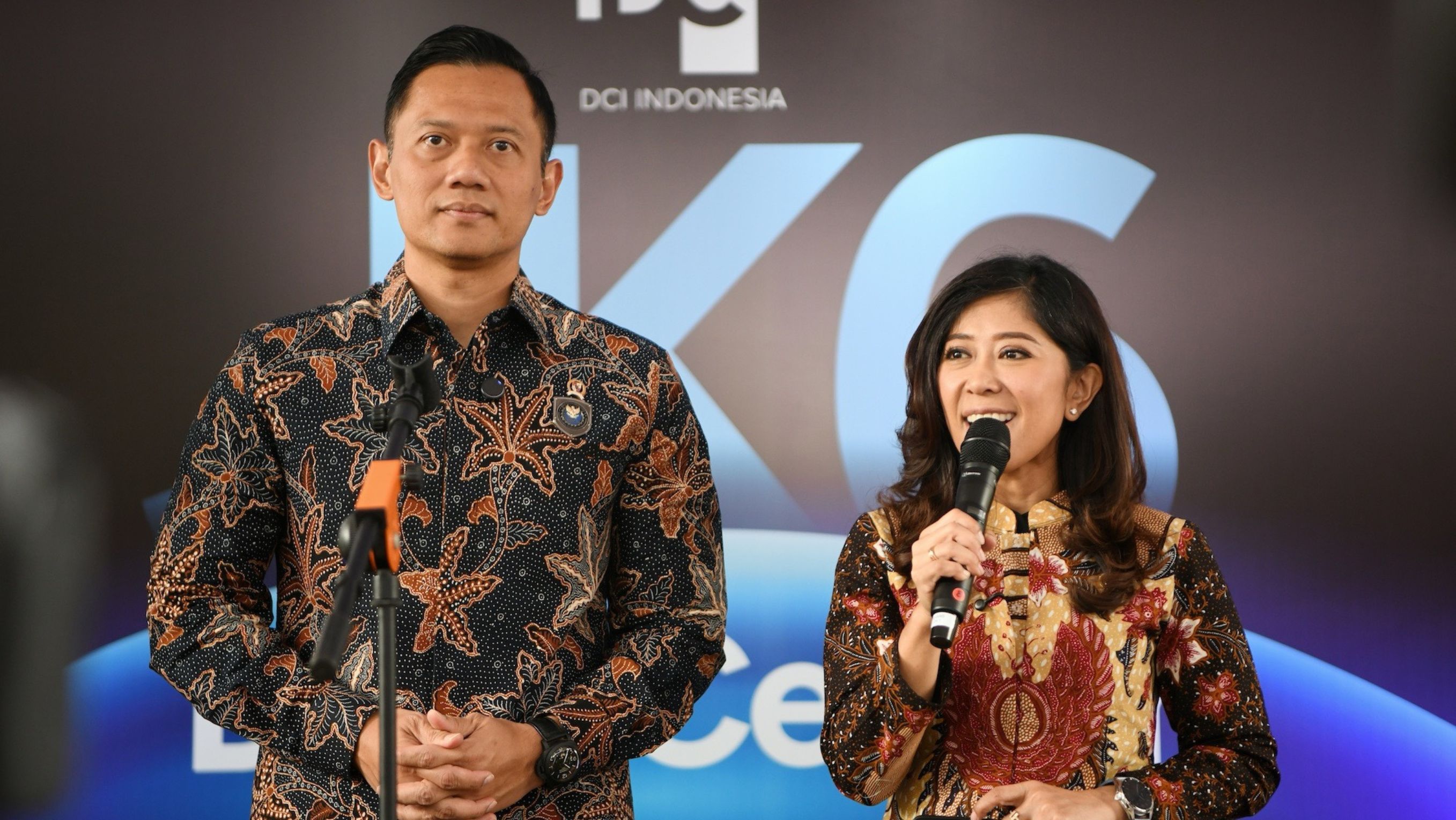 Menteri Komunikasi dan Digital Meutya Hafid dan Menteri Koordinator (Menko) Bidang Infrastruktur dan Pembangunan Kewilayahan Agus Harimurti Yudhoyono (AHY) di JK6 Data Center Launch di Gedung DCI Indonesia, Cibitung, Bekasi. <b>(Komdigi)</b>