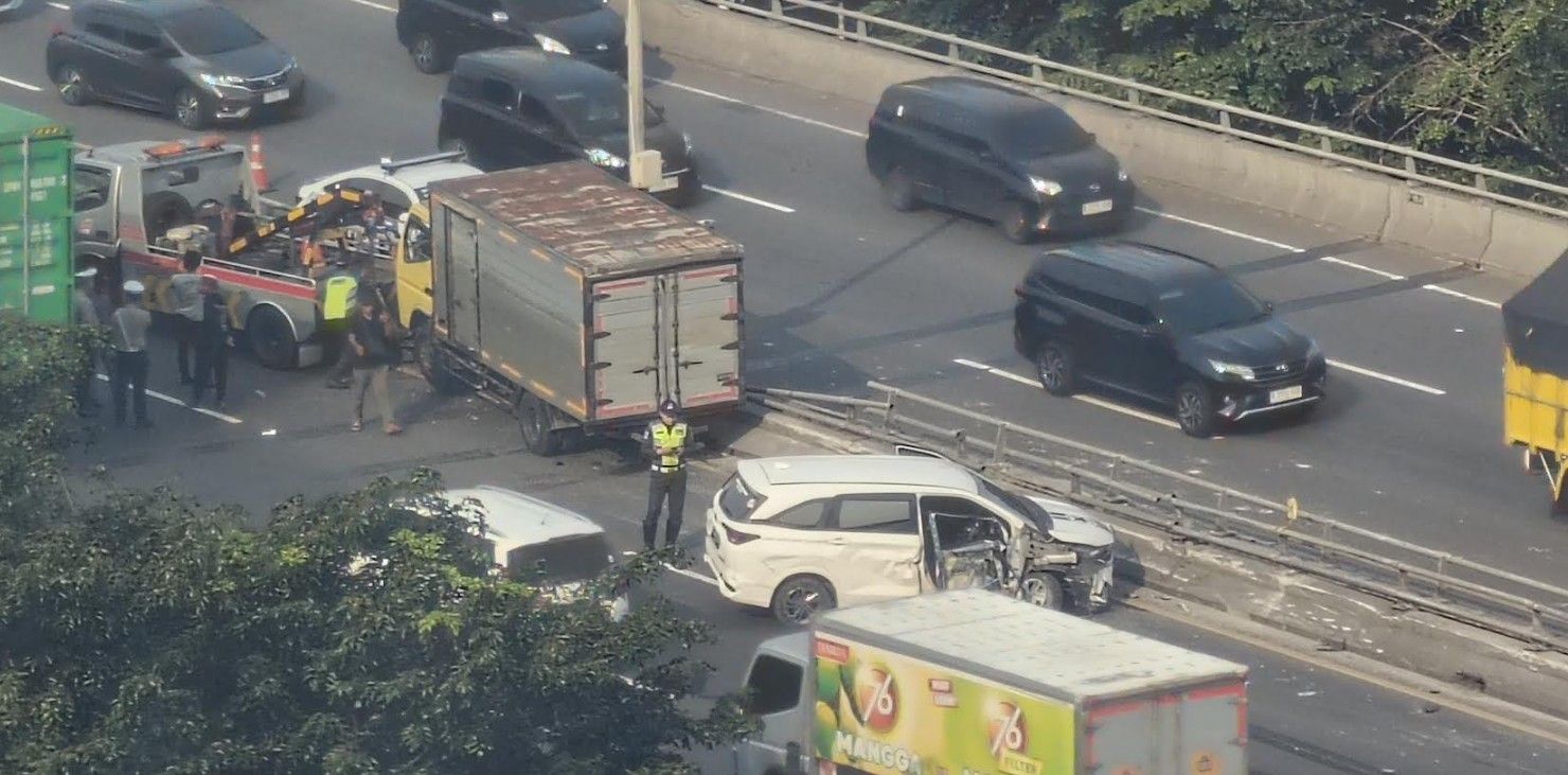 Kecelakaan lalu lintas terjadi di ruas Tol Ir. Wiyoto Wiyono. (Foto: Adiantoro/NTV)