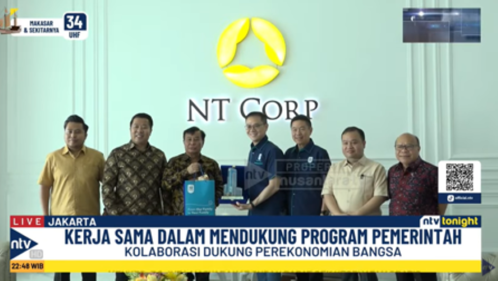 Presiden Komisaris NT Corporation Nurdin Tampubolon didampingi Presiden Direktur Nusantara TV Don Bosco Selamun dan jajaran Direksi Nusantara TV, Randy Tampubolon, Dimpos Tampubolon dan Tommy Tampubolon memberikan cenderamata sebagai kenang-kenangan kepada Chief Executif Officier (CEO) atau Owner Unifam, Steven Erwin Wijaya  