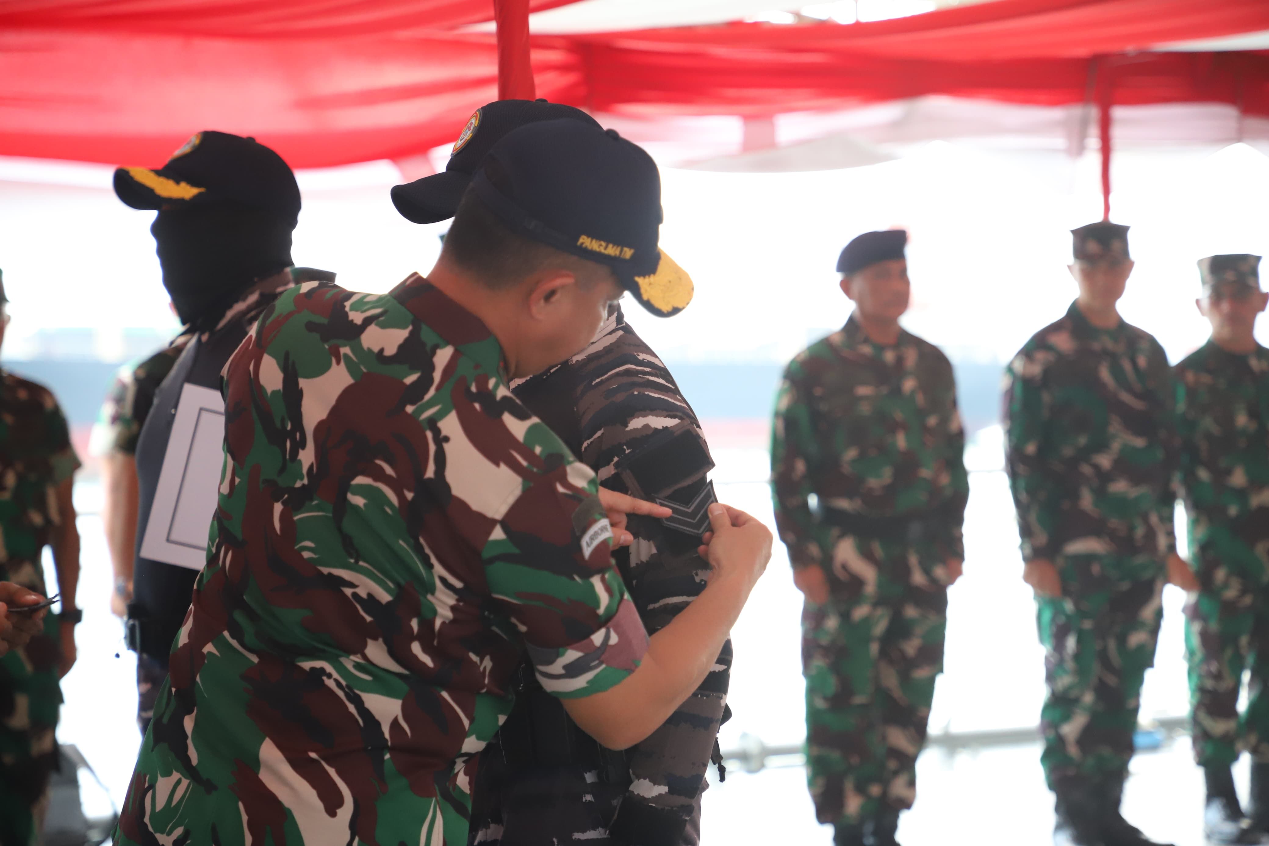 Panglima TNI Jenderal TNI Agus Subiyanto memberikan penghargaan dan kenaikan pangkat luar biasa (KPLB) kepada para prajurit TNI Angkatan Laut yang telah menunjukkan dedikasi dan keberanian luar biasa dalam menggagalkan upaya penyelundupan sebanyak 2 ton lebih narkoba di wilayah Kepulauan Riau. Acara tersebut berlangsung di Geladak Helly Kapal Perang Republik Indonesia (KRI) Bung Karno (369), Rabu (4/6/2025). <b>(DOK PUSPEN TNI)</b>