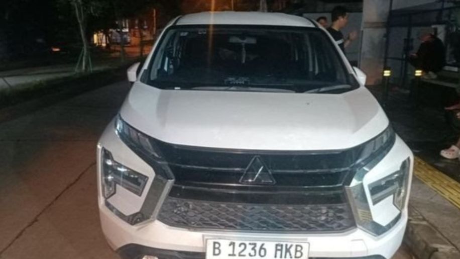 Barang bukti satu unit mobil Xpander yang dipakai Mail untuk jemput uang Rp50 miliar dan diserahkan ke Nikita Mirzani. <b>(Dokumentasi)</b>