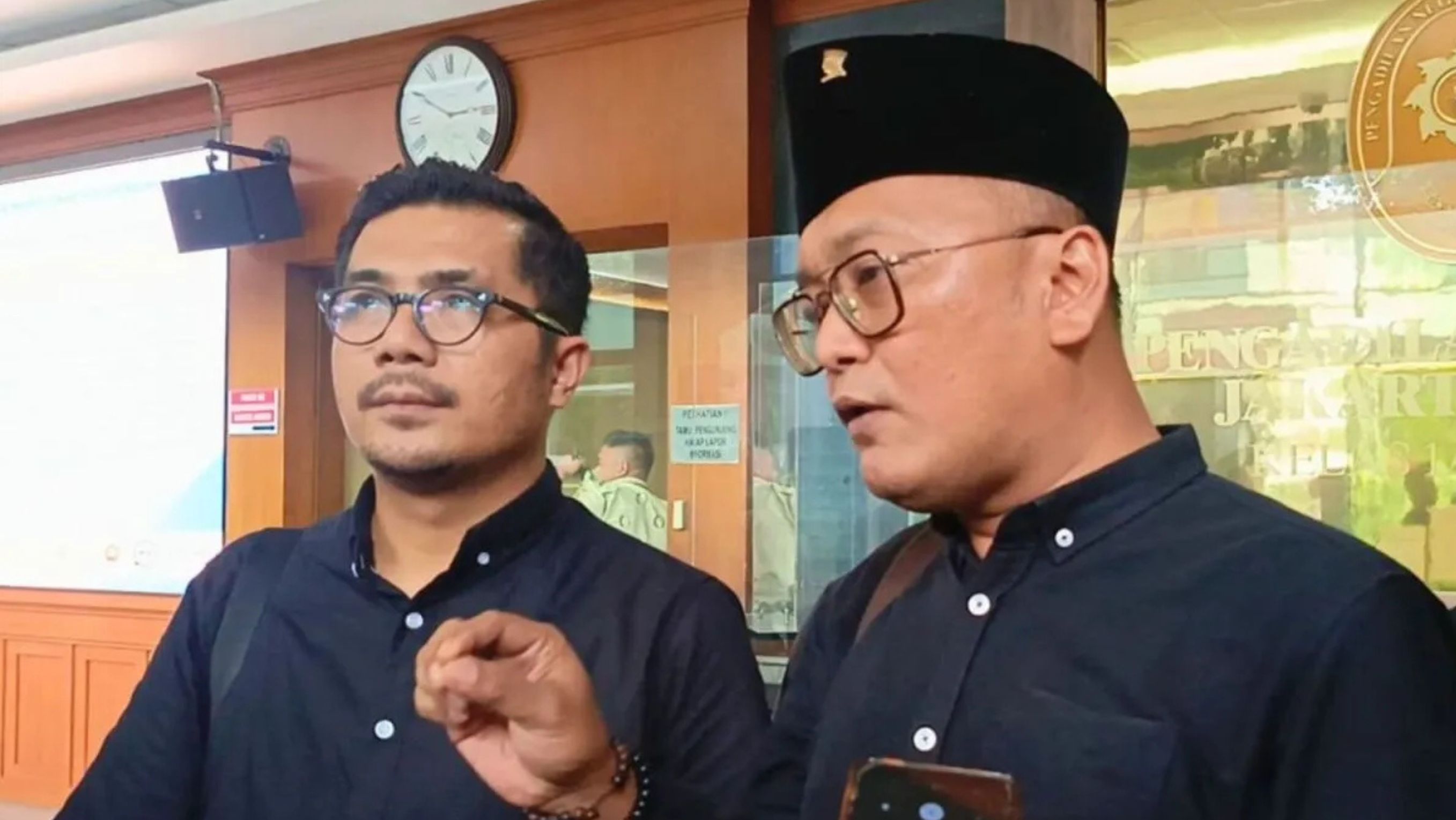 Guntur Romli (kanan), Politikus PDIP.  <b>((ANTARA/Agatha Olivia Victoria))</b>